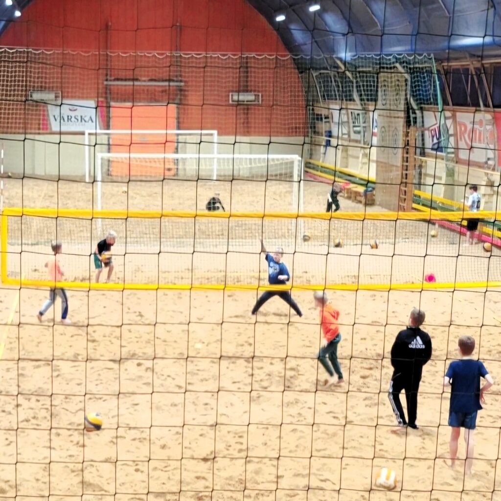 Laste sünnipäev Rannahallis Tartu lähedal, aktiivne ja lõbus pidu liival