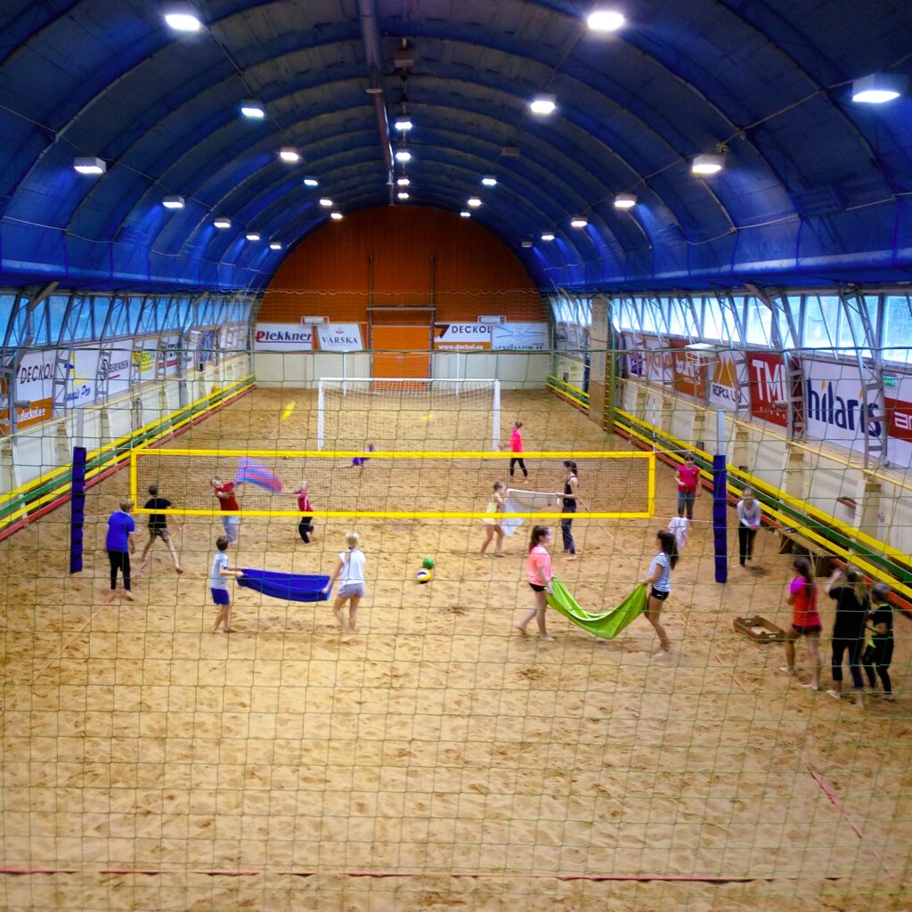 Laste sünnipäev Rannahallis Tartu lähedal, aktiivne ja lõbus pidu liival