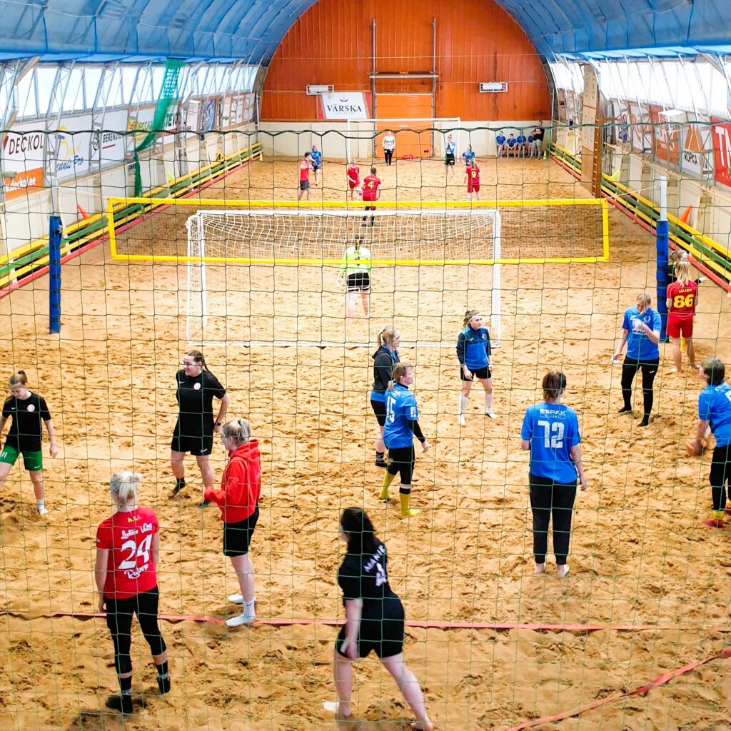 Tiimiüritus ja sünnipäev Rannahallis Tartu lähedal, aktiivne seltskondlik sündmus liival