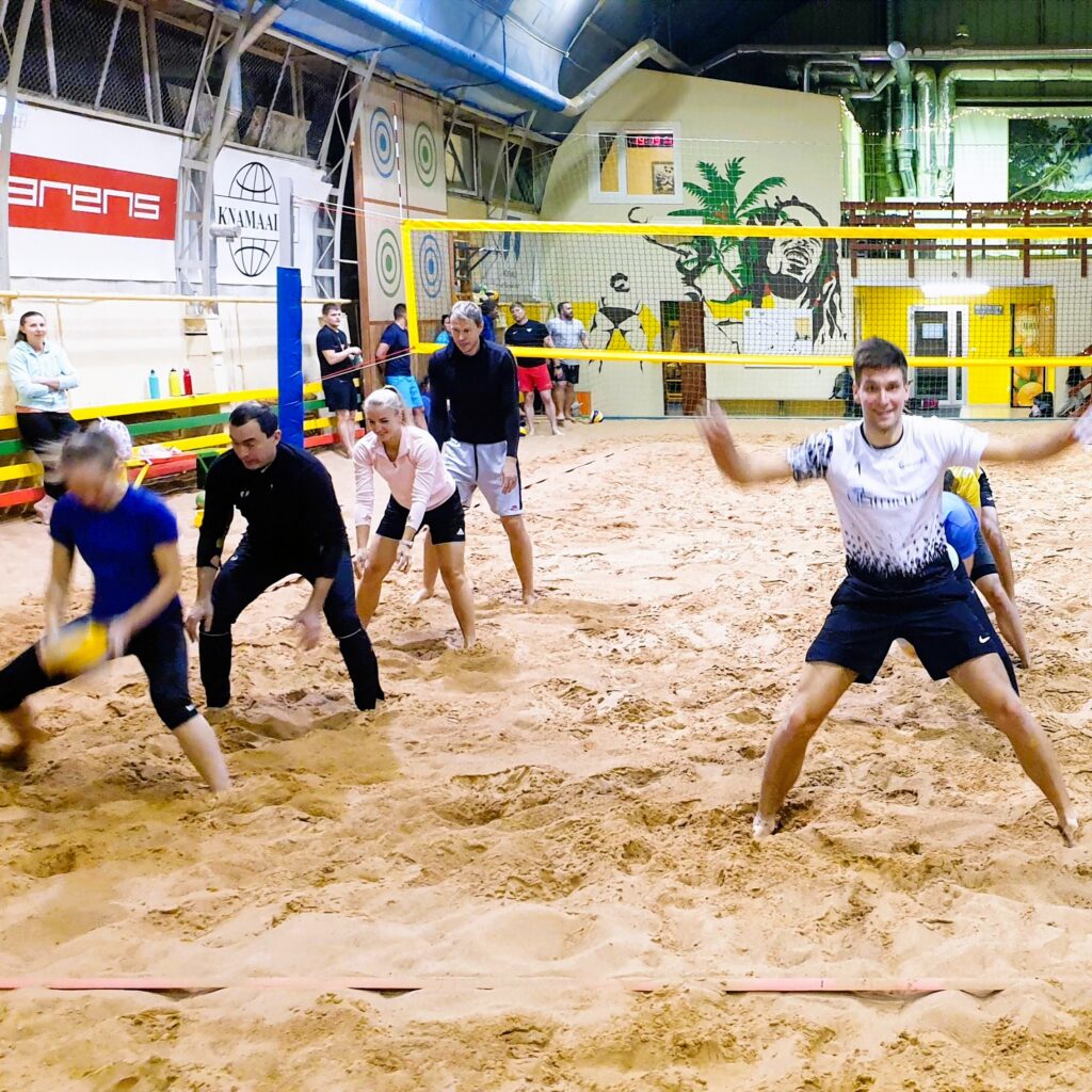 Tiimiüritus ja sünnipäev Rannahallis Tartu lähedal, aktiivne seltskondlik sündmus liival