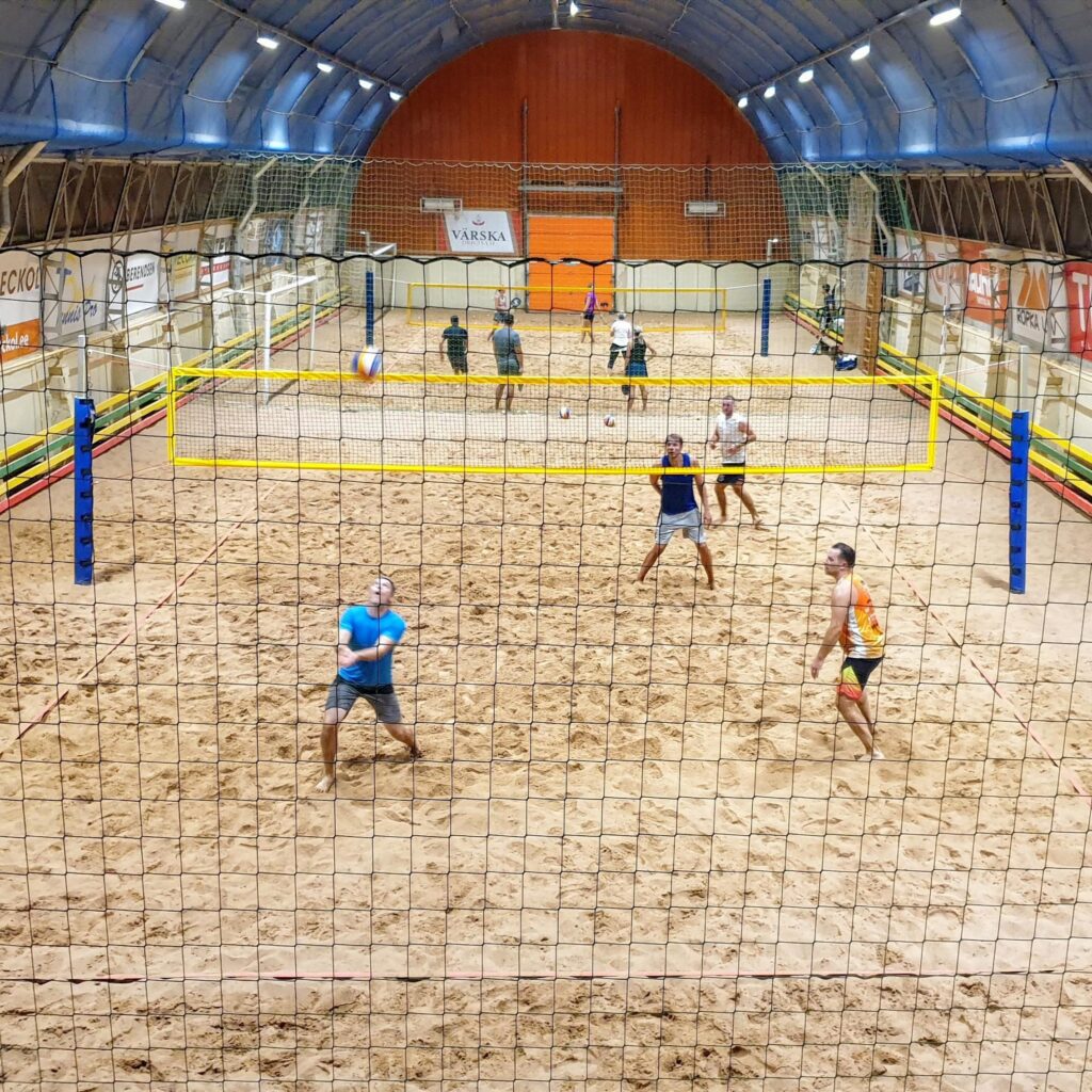 Tiimiüritus ja sünnipäev Rannahallis Tartu lähedal, aktiivne seltskondlik sündmus liival