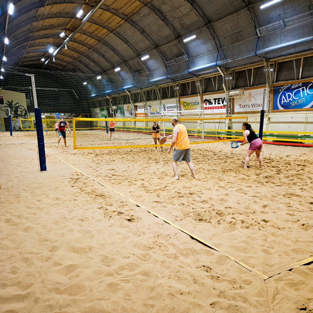 Tiimiüritus ja sünnipäev Rannahallis Tartu lähedal, aktiivne seltskondlik sündmus liival