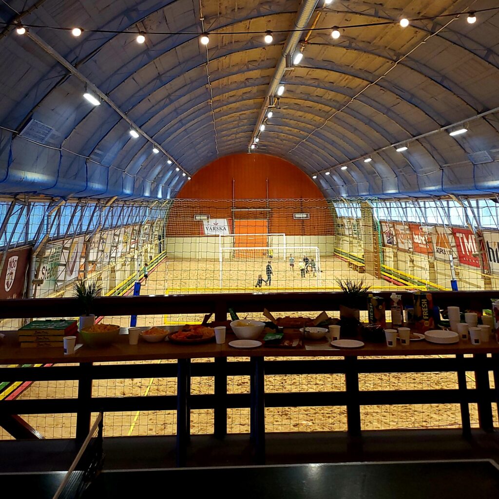 Tiimiüritus ja sünnipäev Rannahallis Tartu lähedal, aktiivne seltskondlik sündmus liival